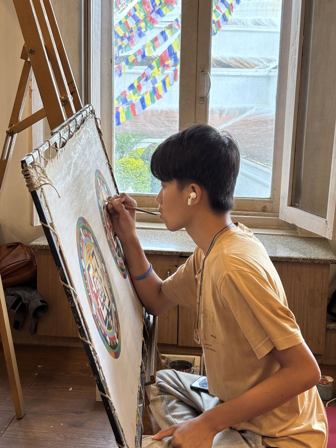 Man schildert mandala 