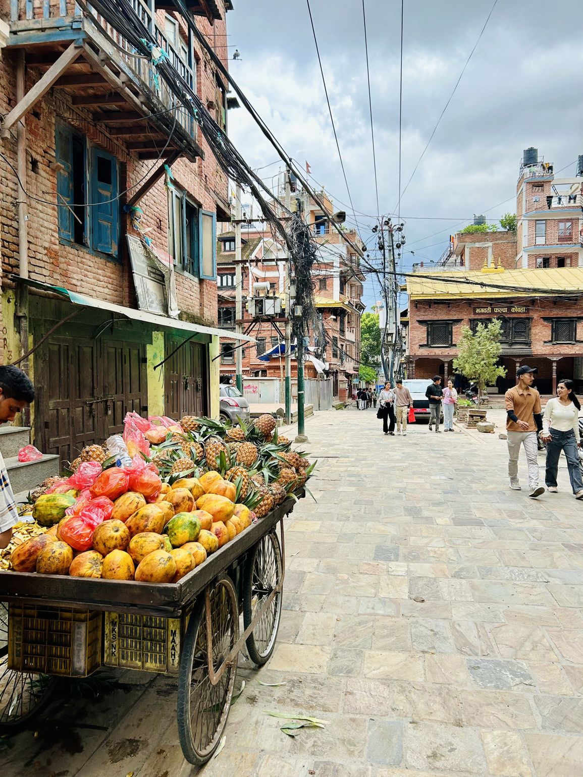Straat in Nepal met marktkraam
