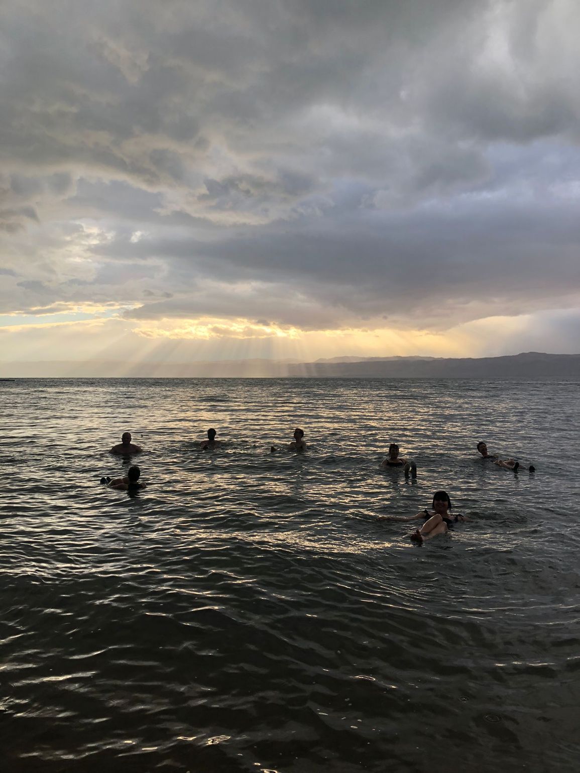 Drijven in de Dode Zee in Jordanië