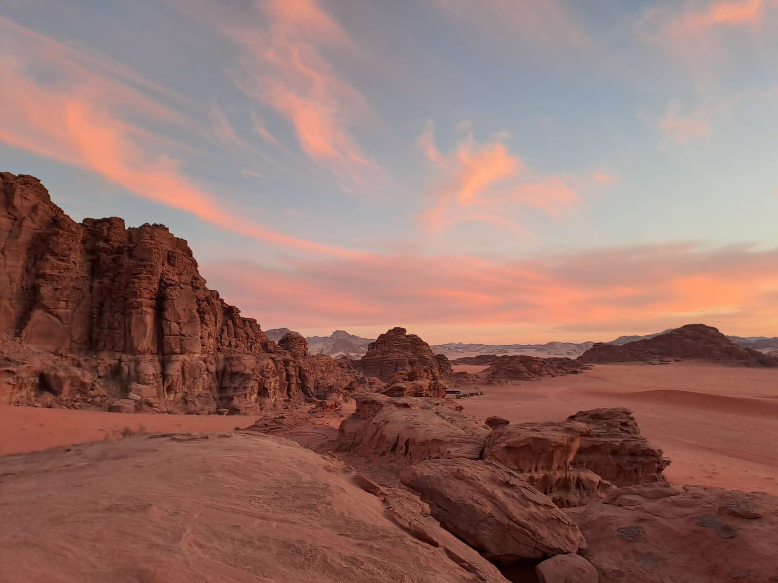 zonsondergang in wadi rum woestijn