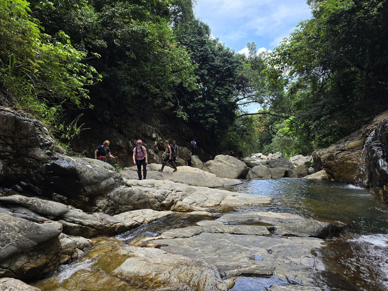 rivier in de knuckles mountains sri lanka