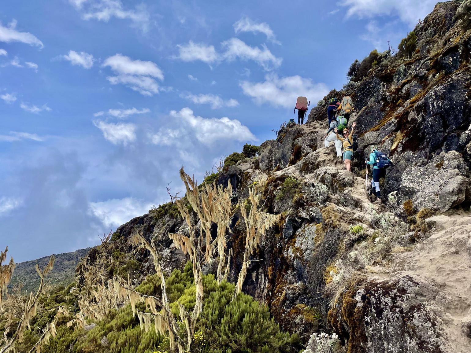 met dagrugzak in tanzania