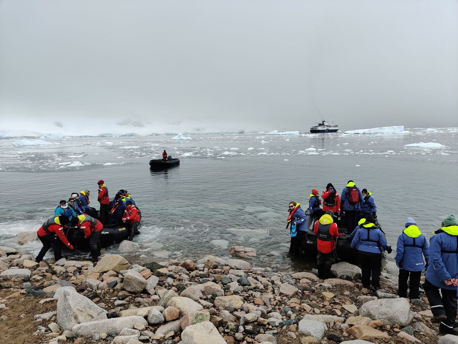 aan land op antarctica