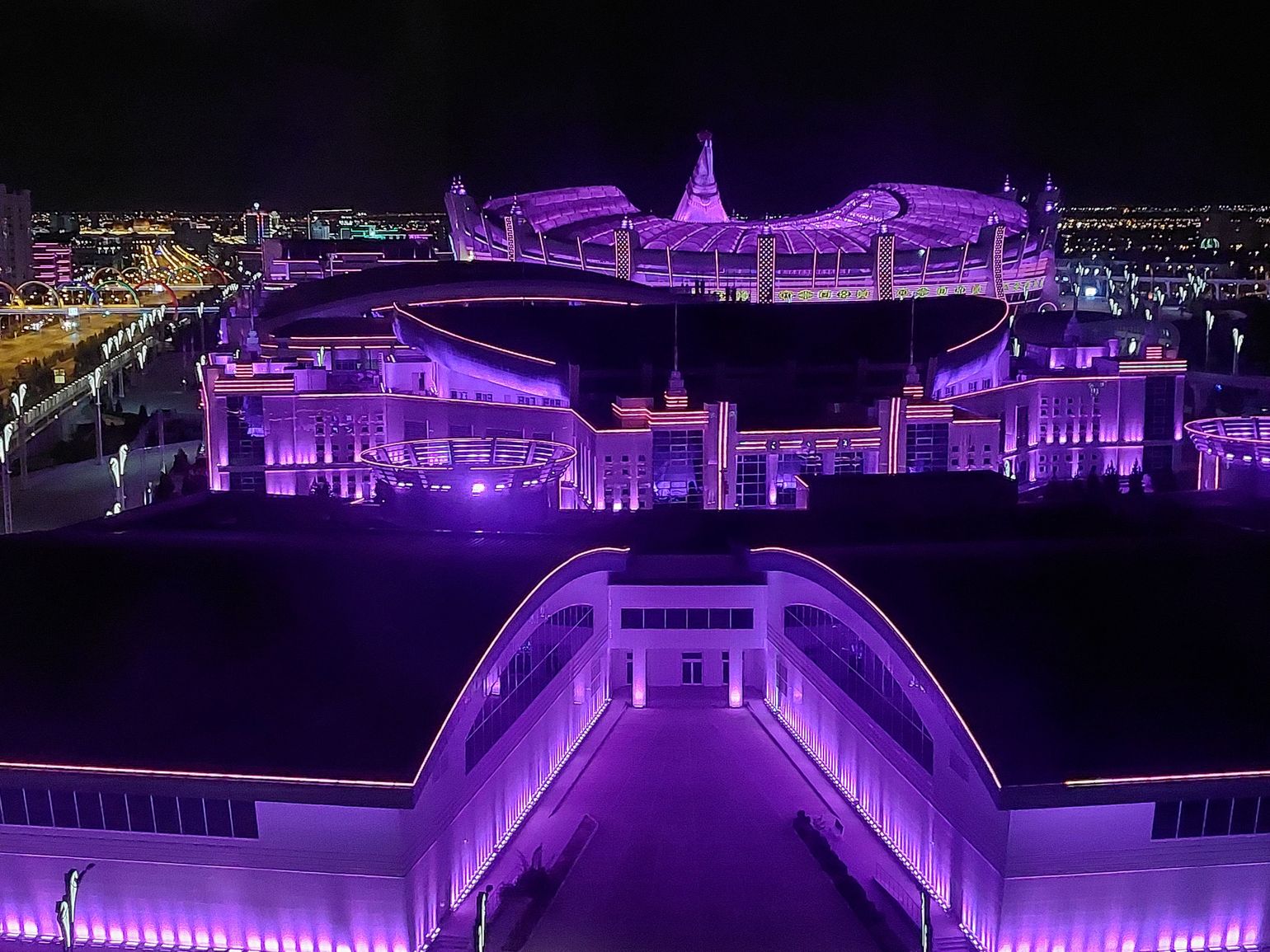 Paarse verlichting in Ashgabat