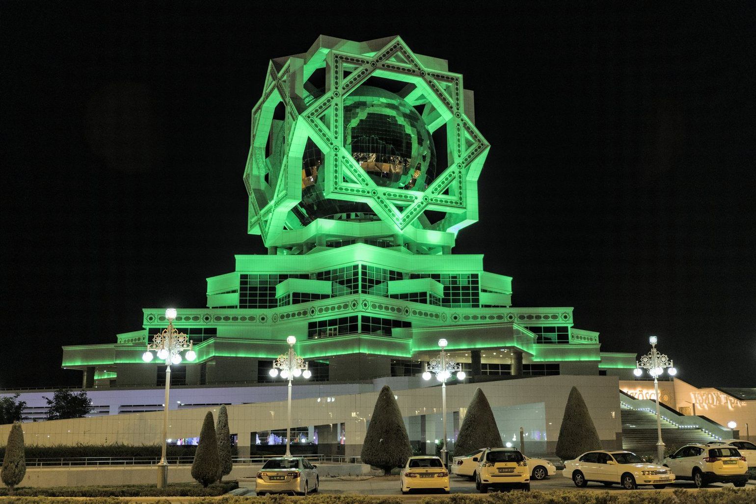 Groene verlichting in het wedding center in Ashgabat