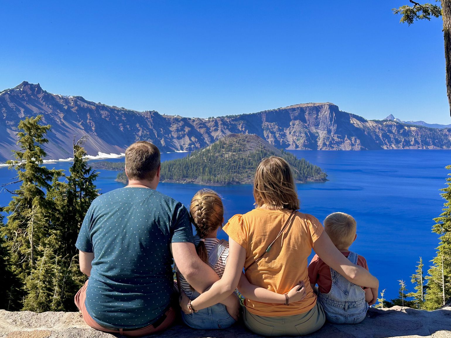 familie aan crater lake, oregon, usa