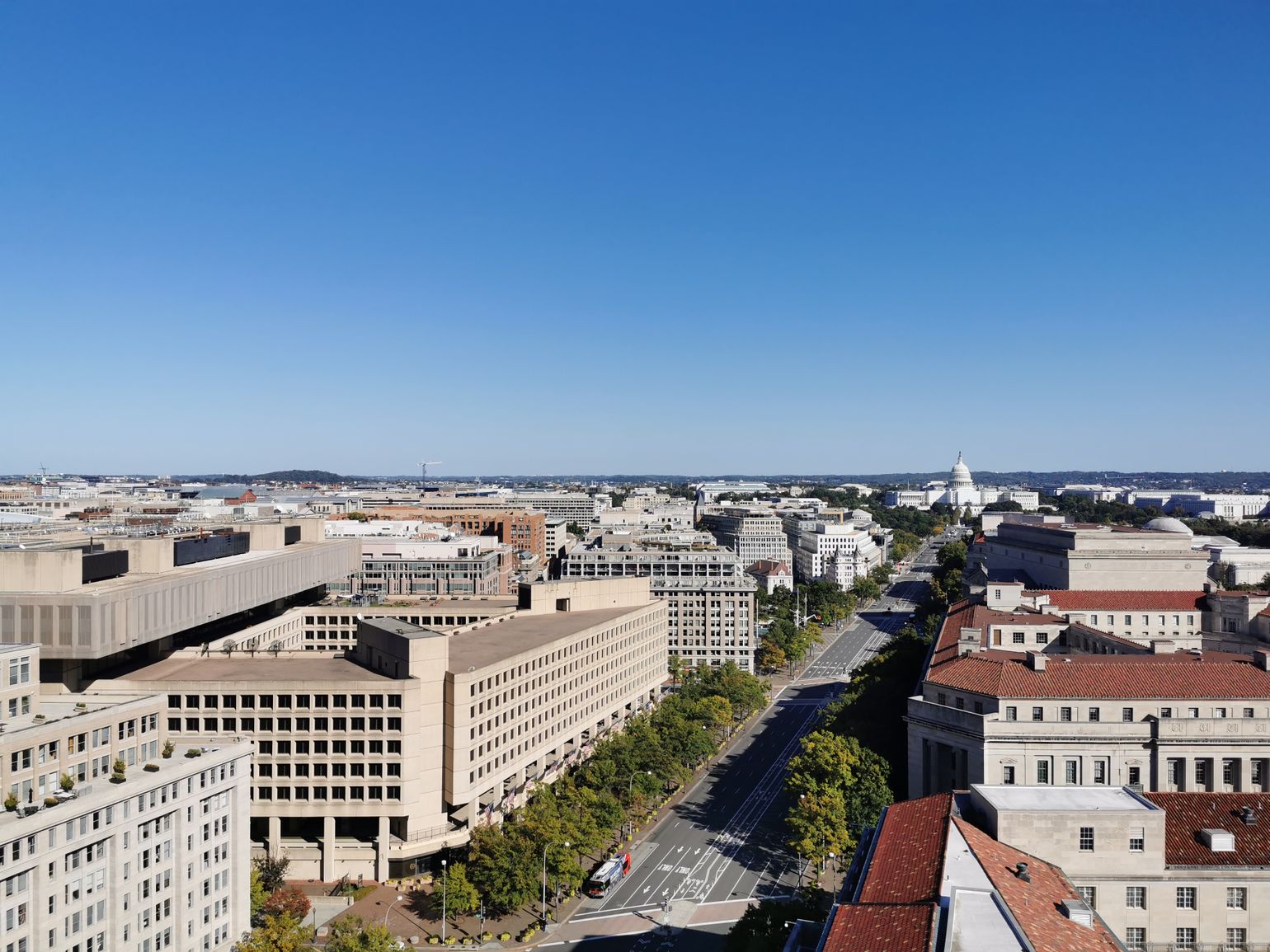 Zicht op FBI Building van Old Post Office