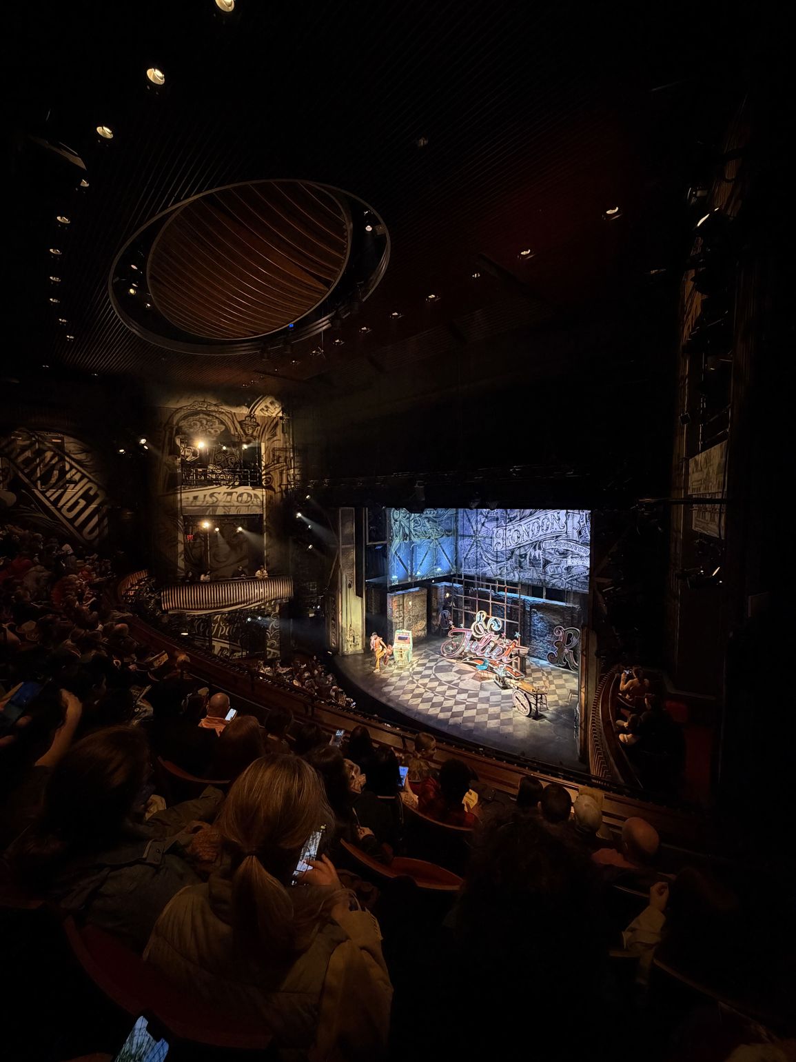 Broadway show &amp;Juliet: zicht op de podium van ver