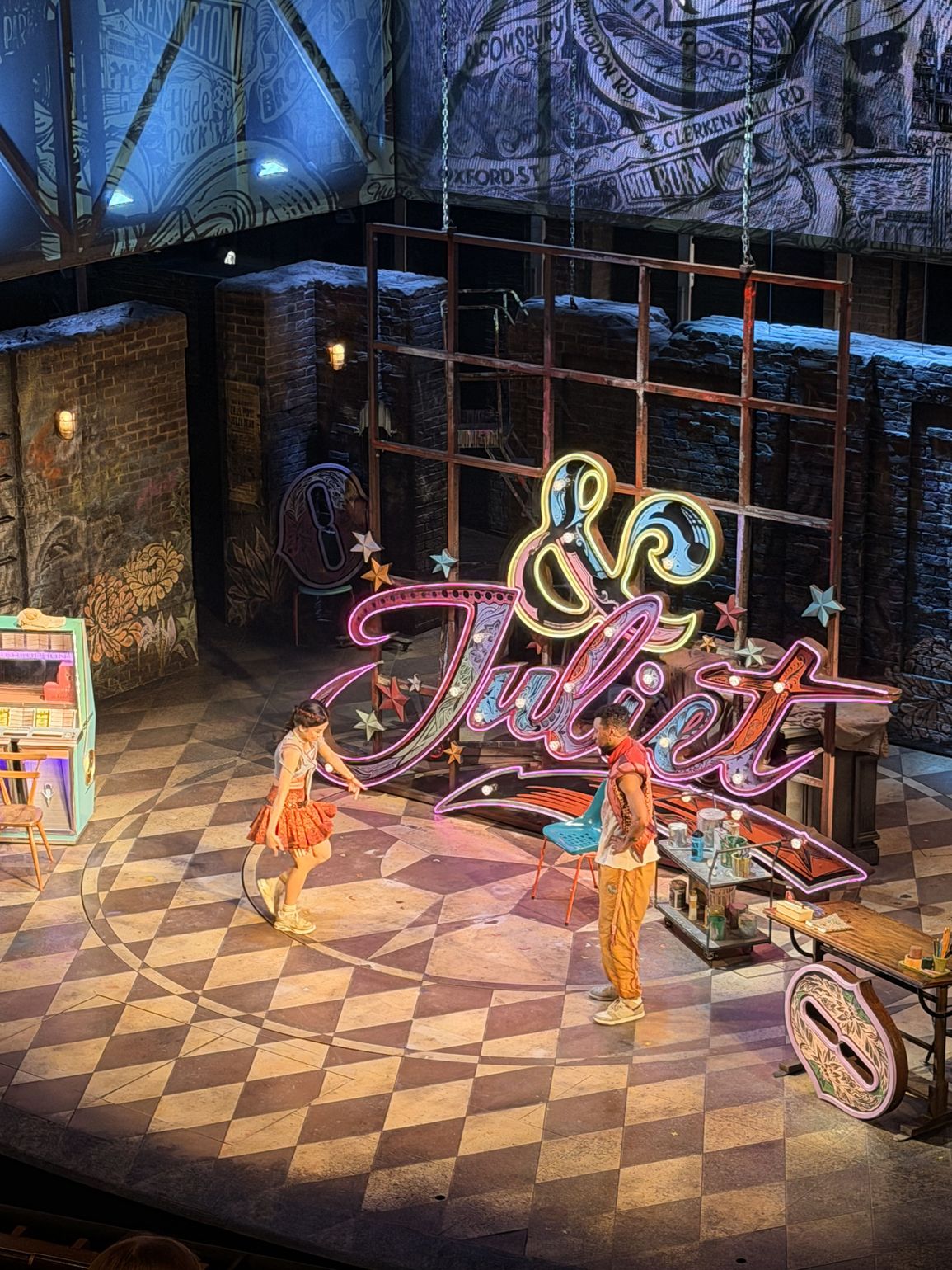 Broadway show &amp;Juliet: zicht op de podium