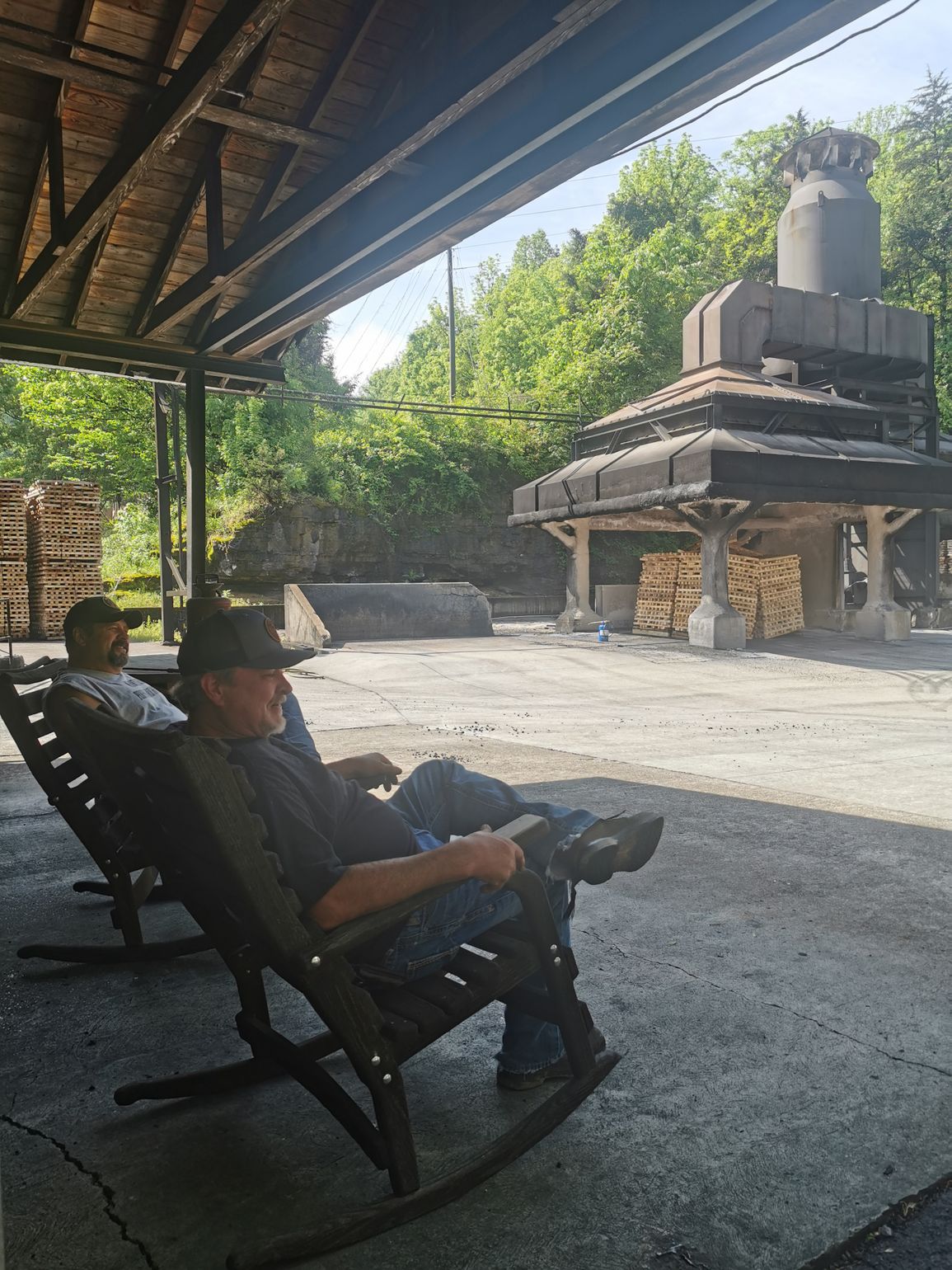 kijken naar de fabriek