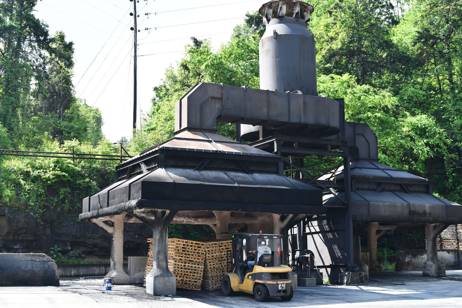 hout verbranden om houtskool te maken 