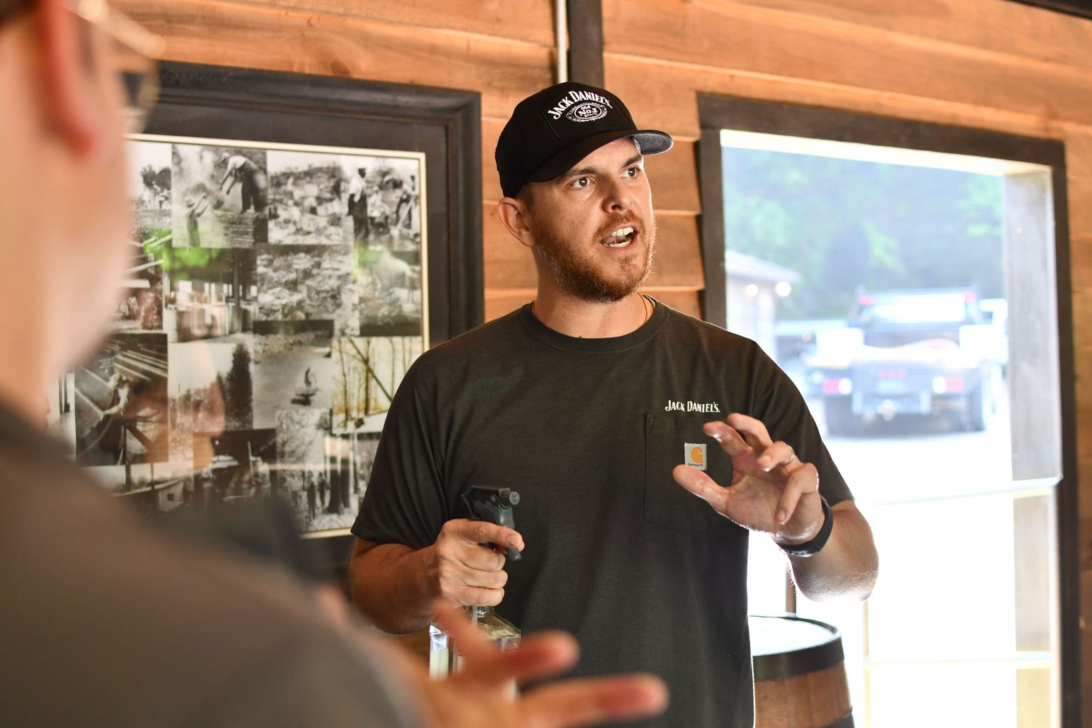 Gids tijdens rondleiding 