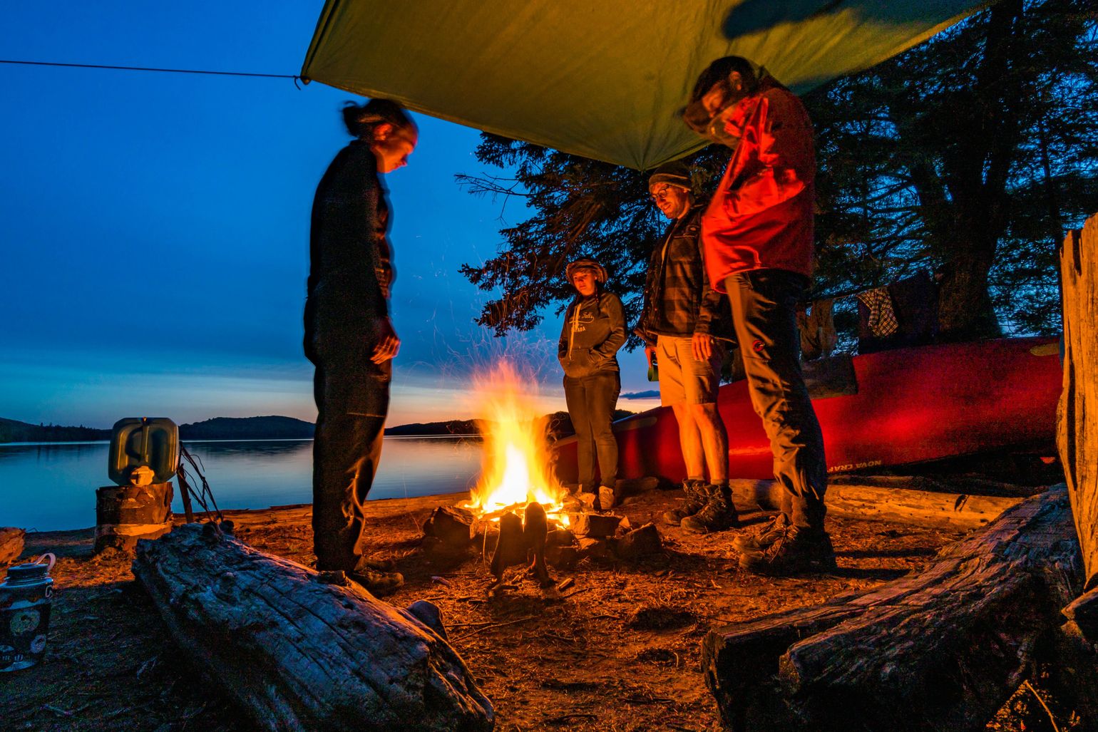 Opwarmen aan een kampvuur