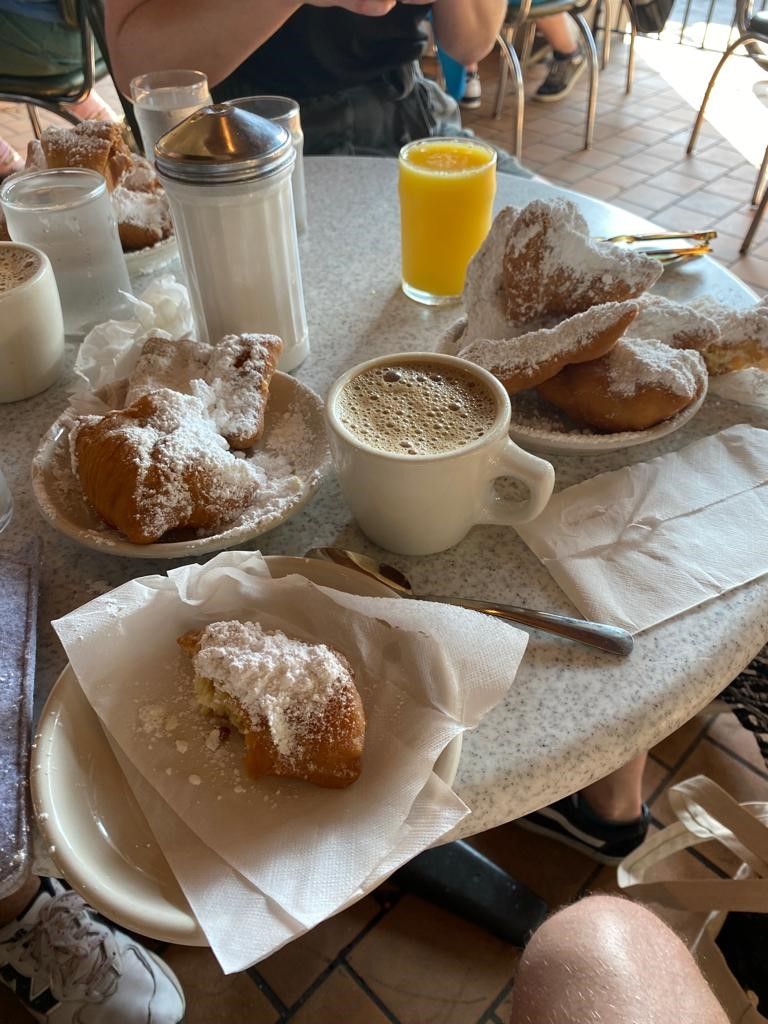 Beignets met koffie en fruitsap