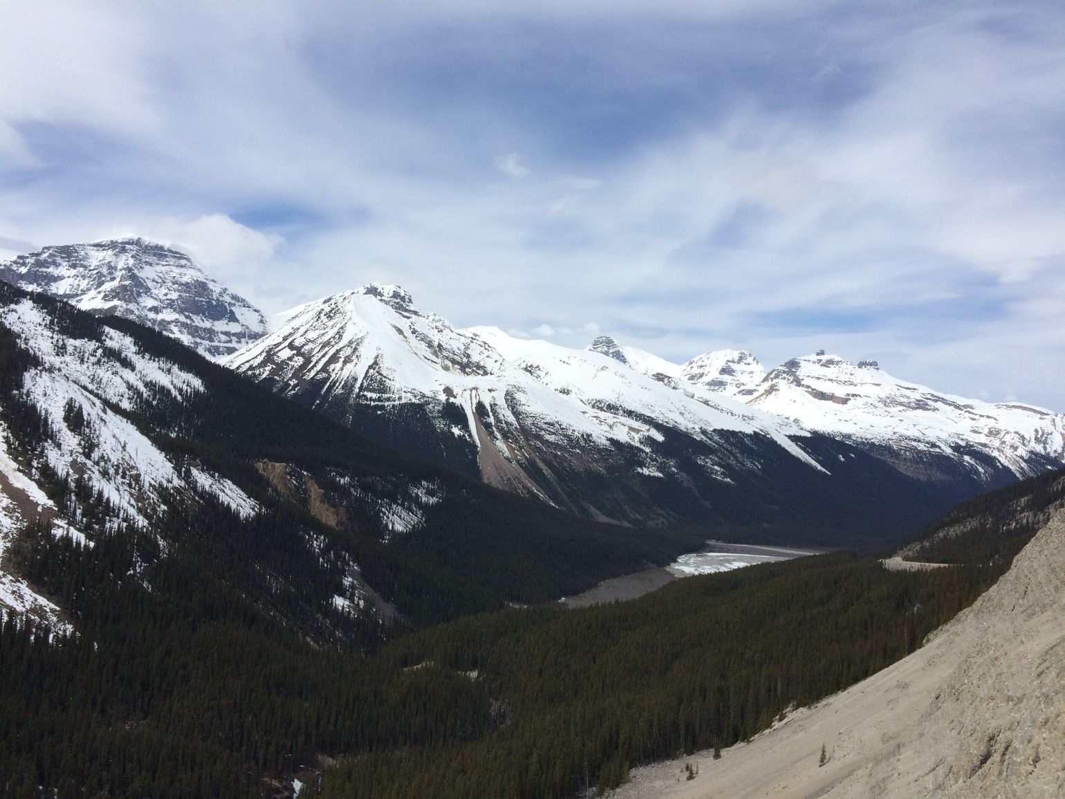 Rocky Mountains in Canada met besneeuwde bergtoppen