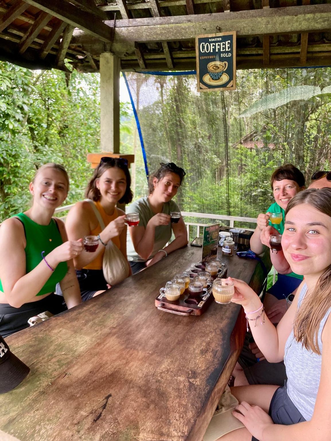 Bezoek aan koffie- en cacaoplantage voor de mountainbiketocht Bali Indonesië - Joker