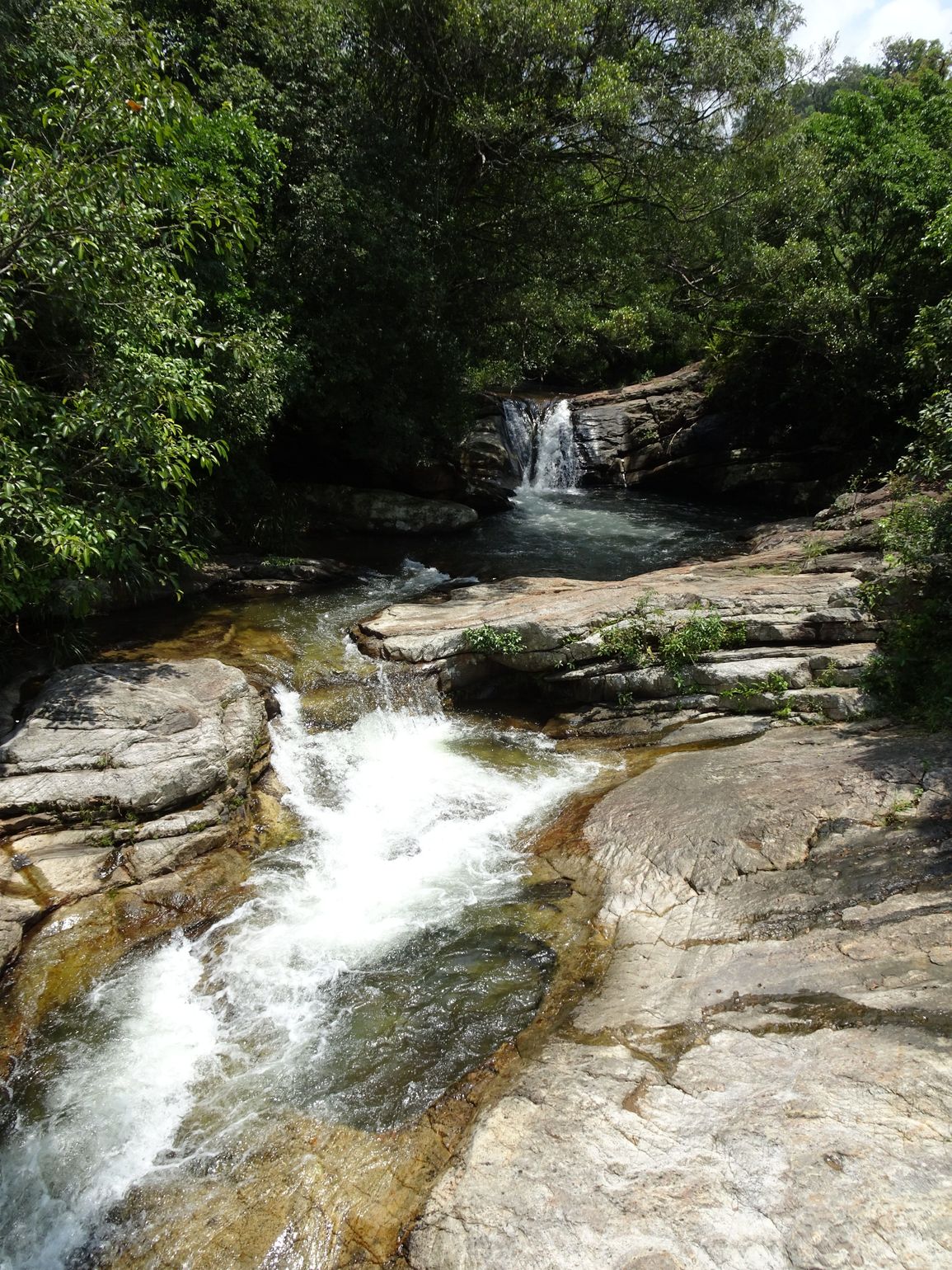 waterval rivier belihuloya wandeling trekking avontuur