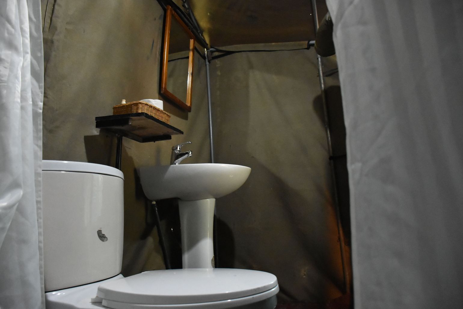 Tentenkamp safari sri lanka wilpattu badkamer tent