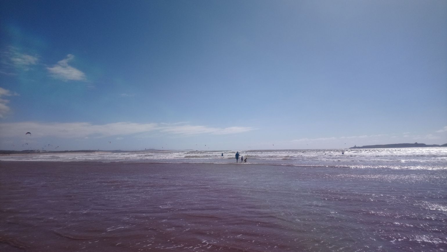 Over de golven springen aan zee in Essaouira