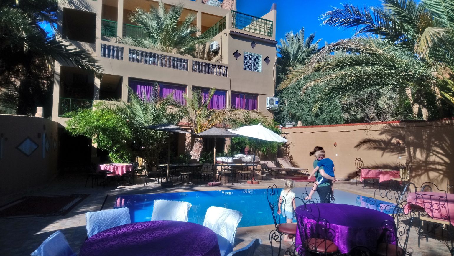 Verfrissing in een hotel met zwembad