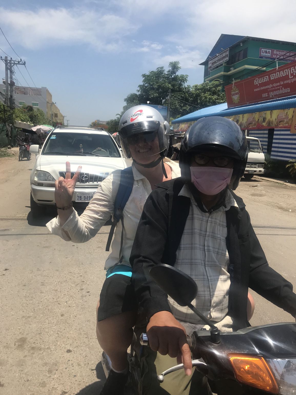 achterop de brommer in azie