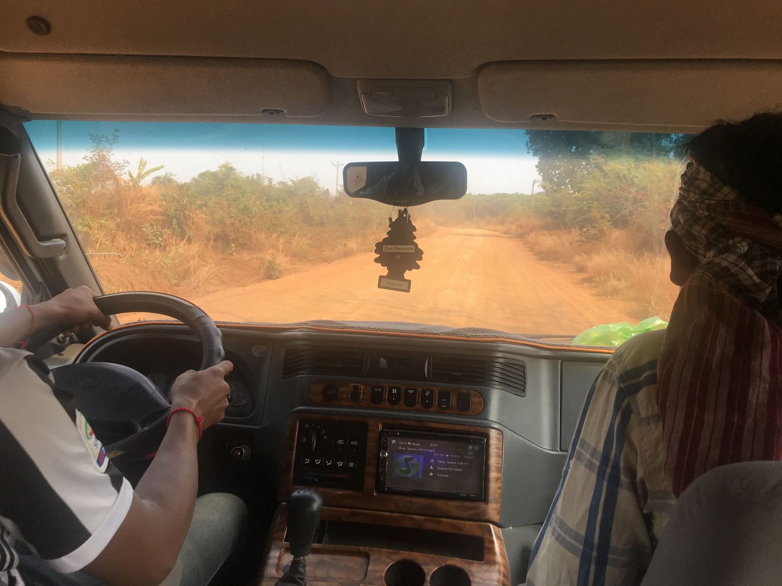 minubus op reis met joker