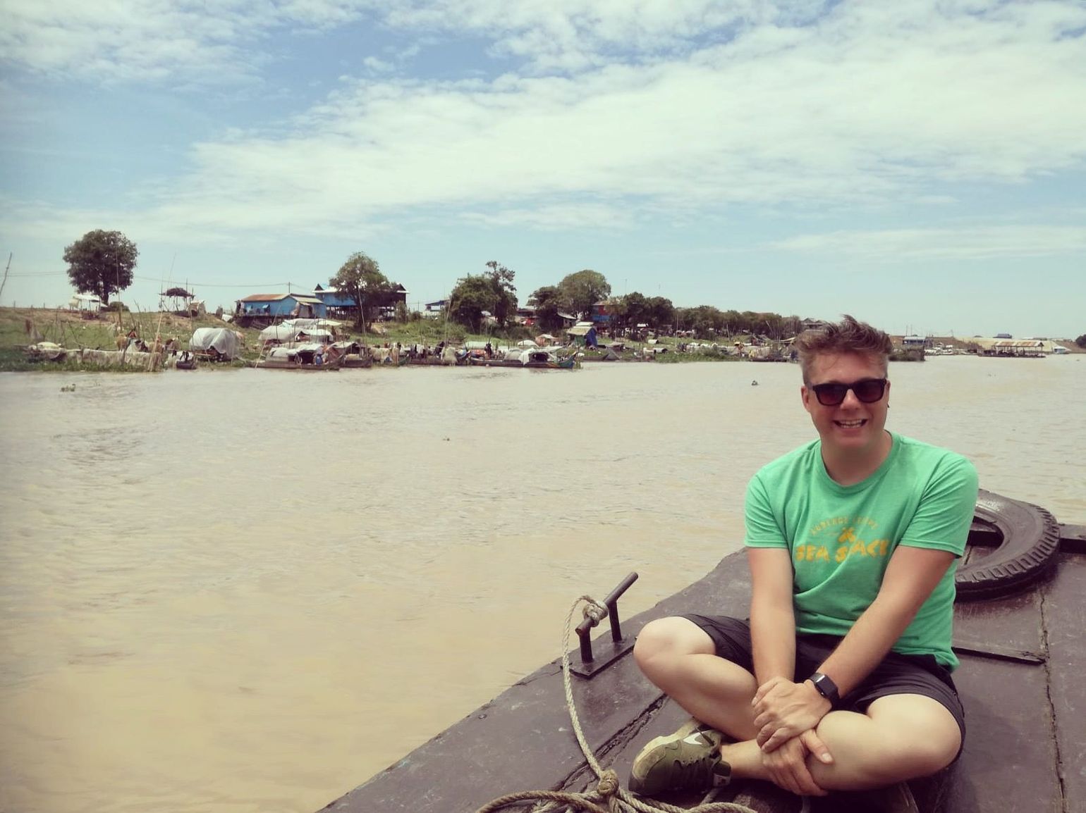 met de boot in cambodja