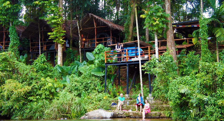 Origineel overnachten houten cabins in de natuur Sri Lanka