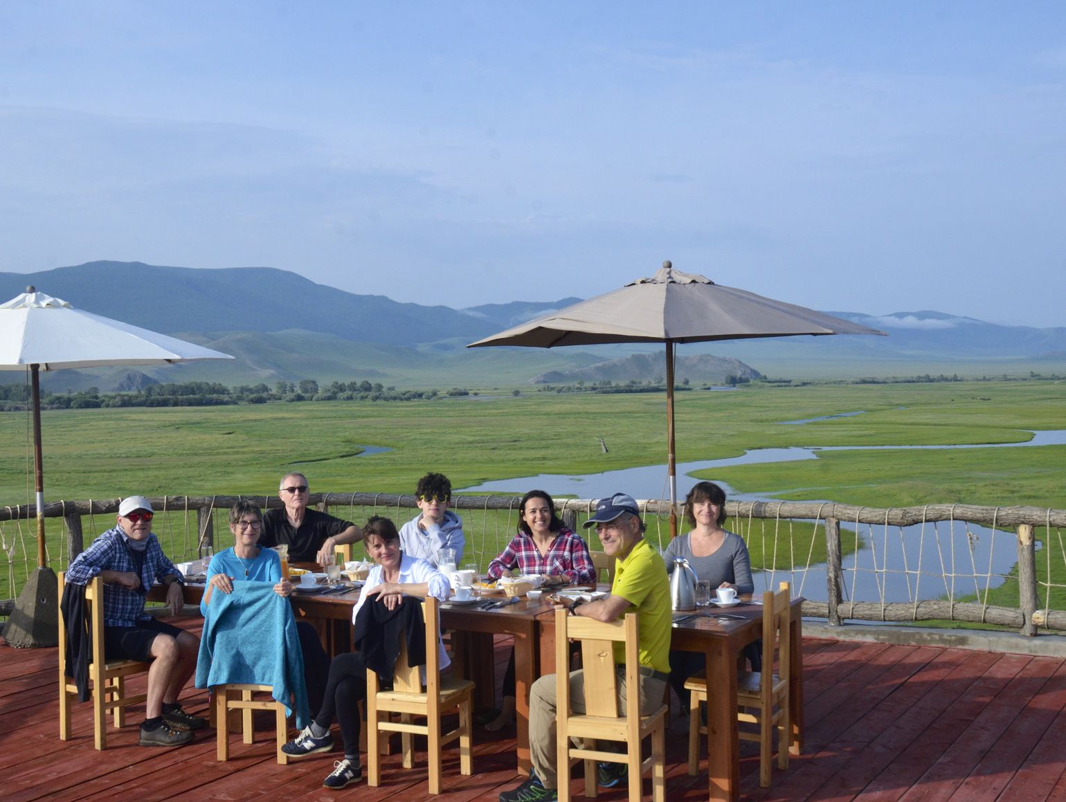 Reizigers op het terras
