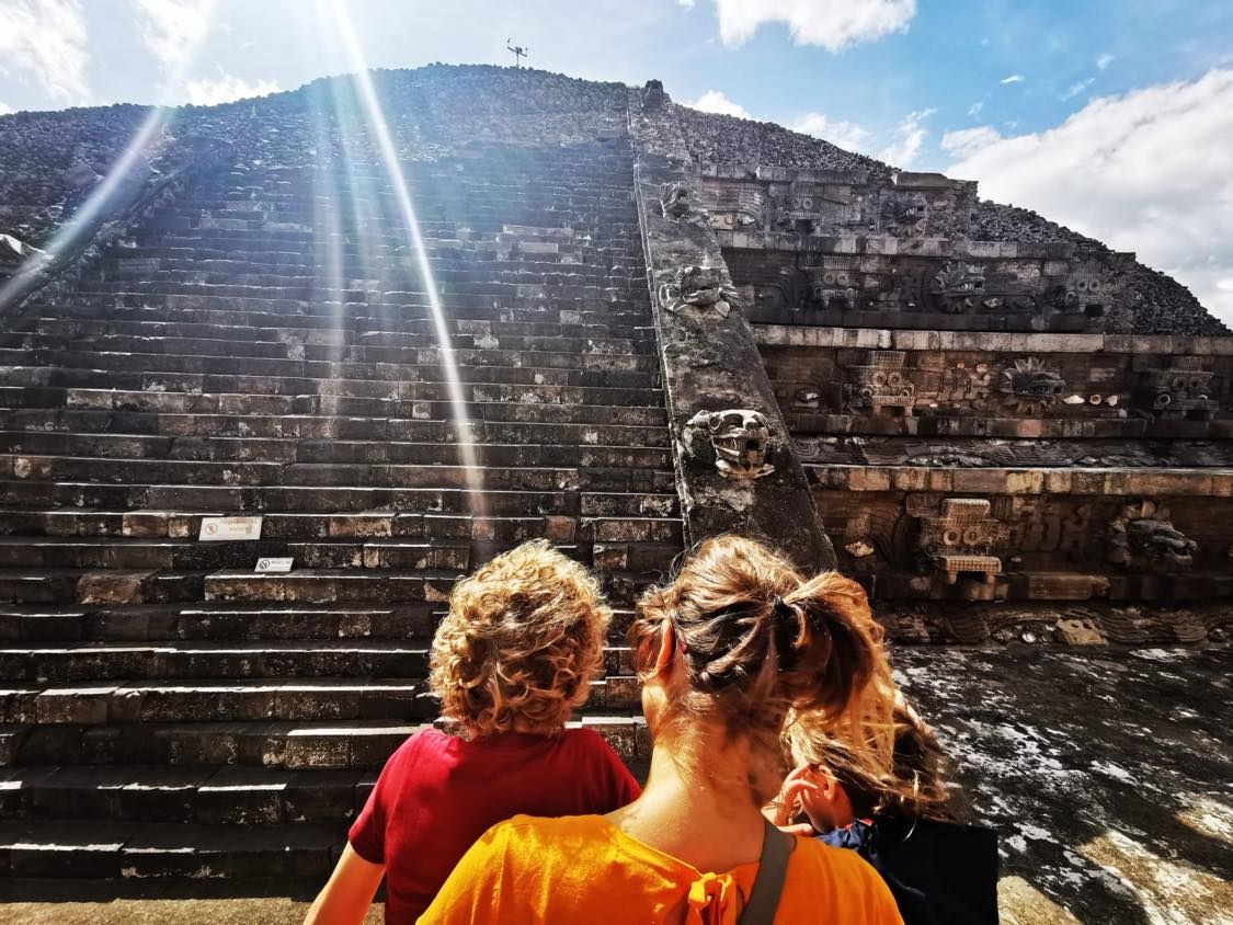 hoge tempel mexico met kinderen