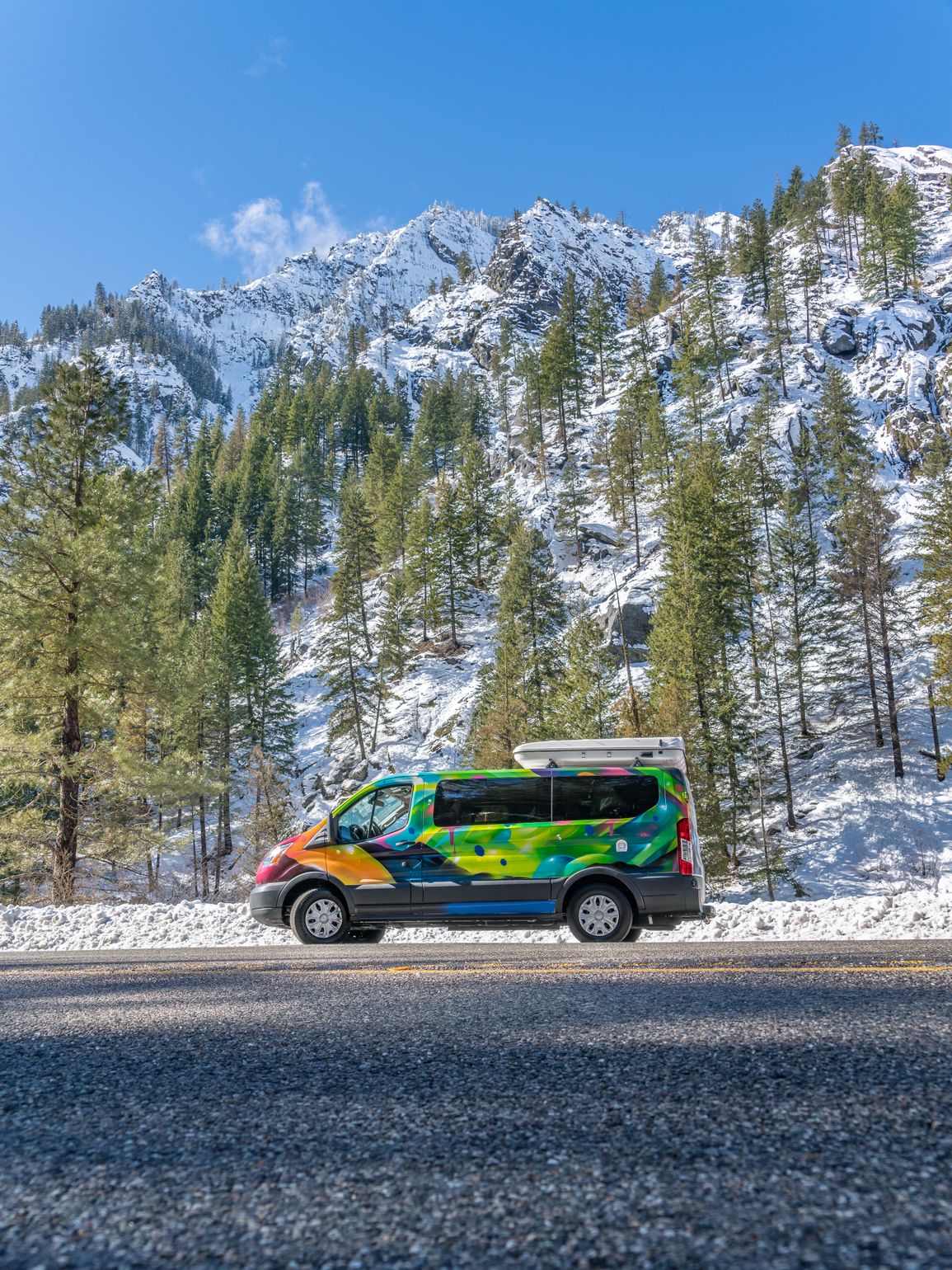 Campervan in de sneeuw