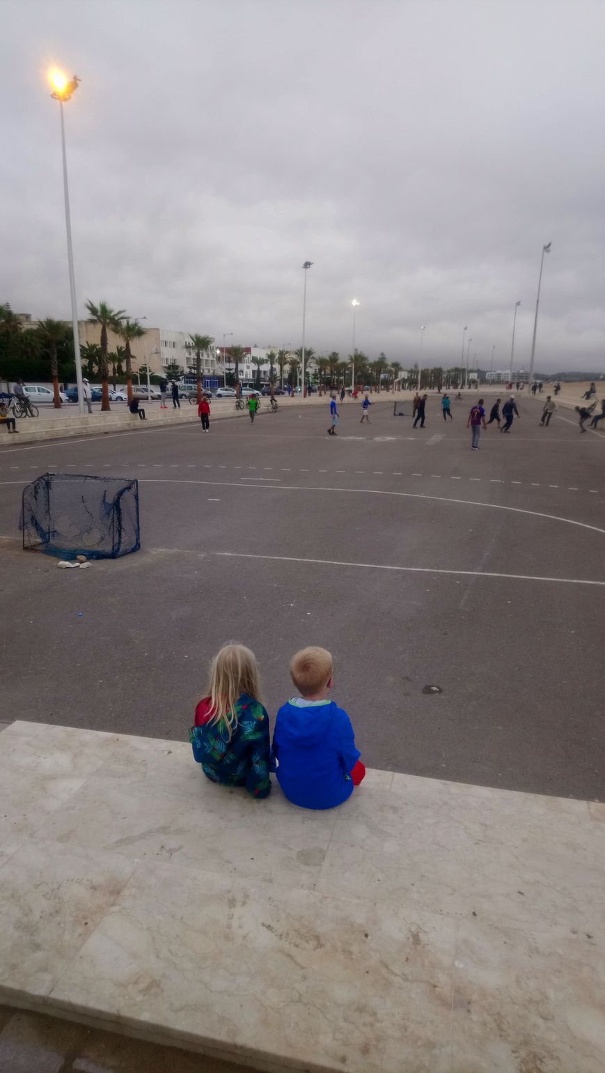 Naar een voetbalwedstrijd kijken op de dijk van Essaouira