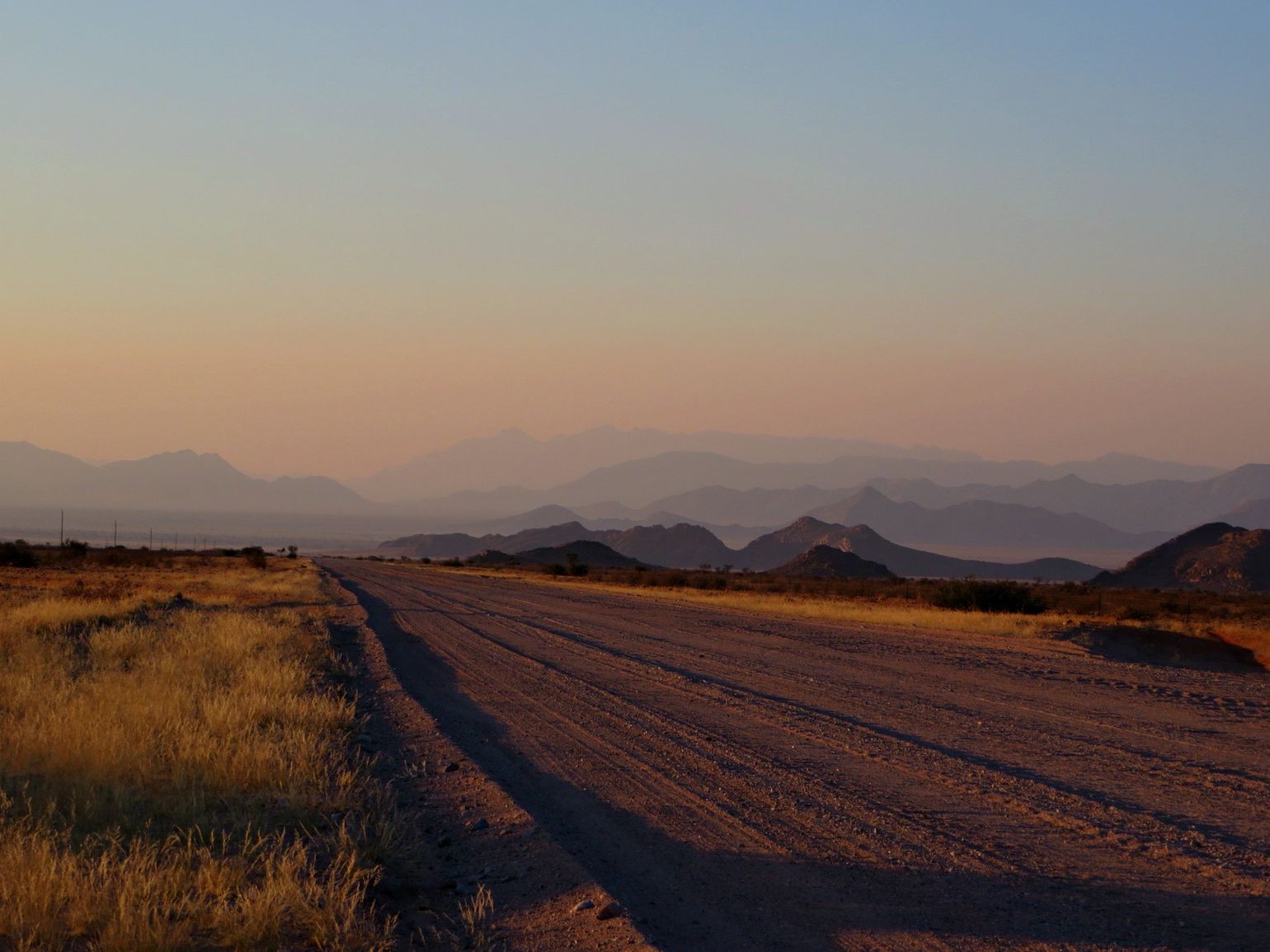 een gravelweg in Namibië bij zonsondergang