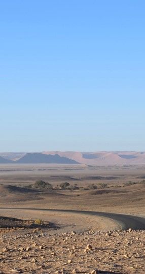 roadtrip met huurwagen door mooi landschap in Namibië