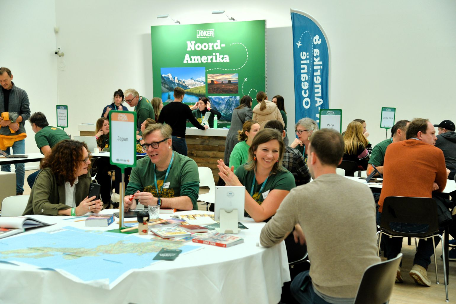 Infostanden met reisbegeleiders en experten