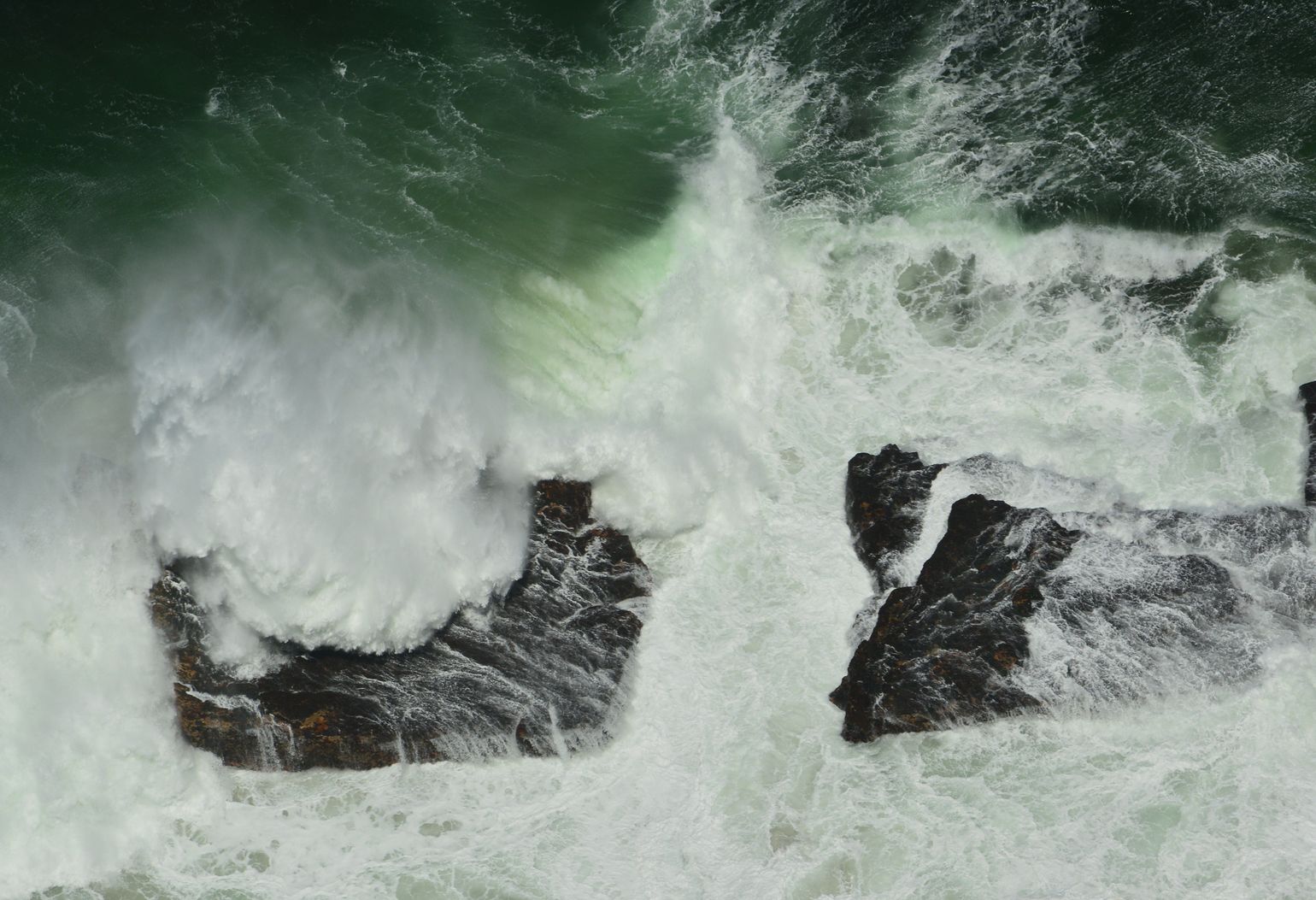 Golven beuken op de rotsen van Kaap de Goede Hoop, Zuid-Afrika