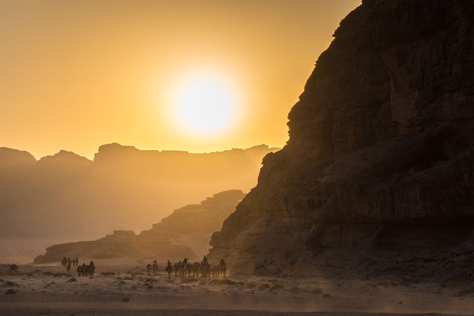 Zonsondergang in Wadi Rum (woestijn) in Jordanië