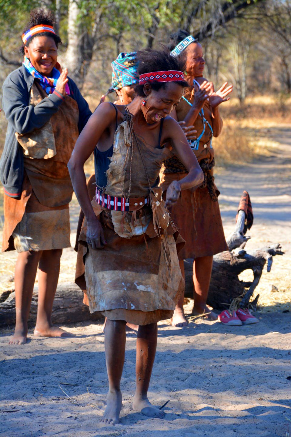 Een San-vrouw gaat volledig op in haar dans, Botswana