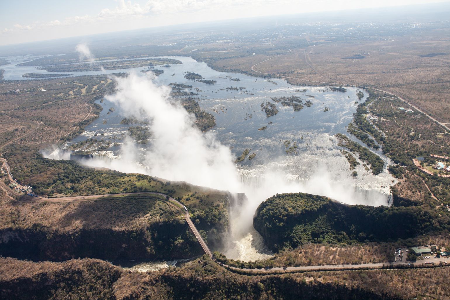 De Victoria Falls: bijna twee kilometer breed en ruim honderd meter hoog, Zimbabwe