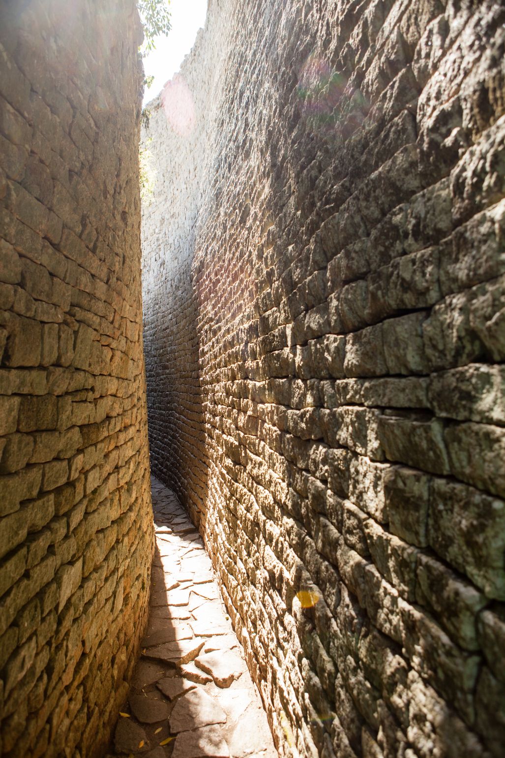 De smalle ruïnepaden in Masvingo, ooit de grootste nederzetting op het Afrikaanse continent, Zimbabwe