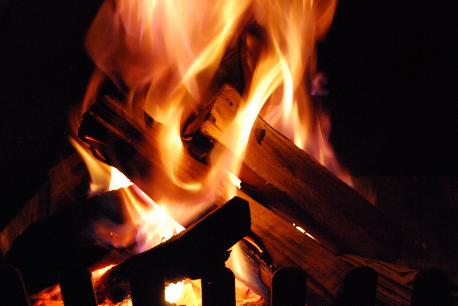 Opwarmen bij een kampvuur, Zuid-Afrika