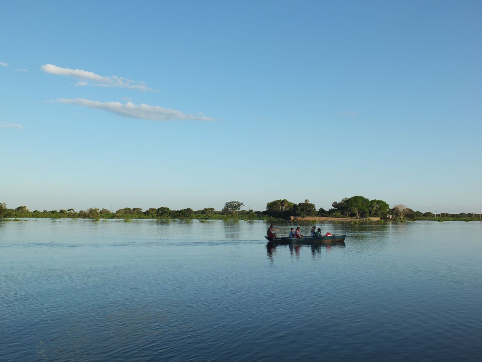 Varen met een boot in de Pantanal