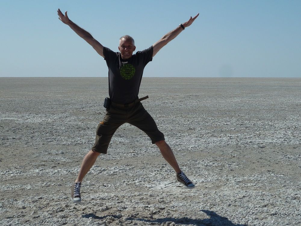 Acrobatie op de zoutpannen van Makgadikgadi, Botswana