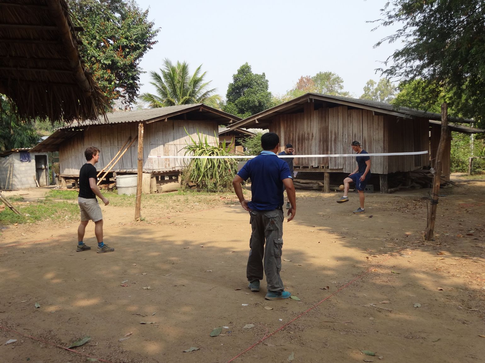 Spelletje takraw in de Thaise jungle