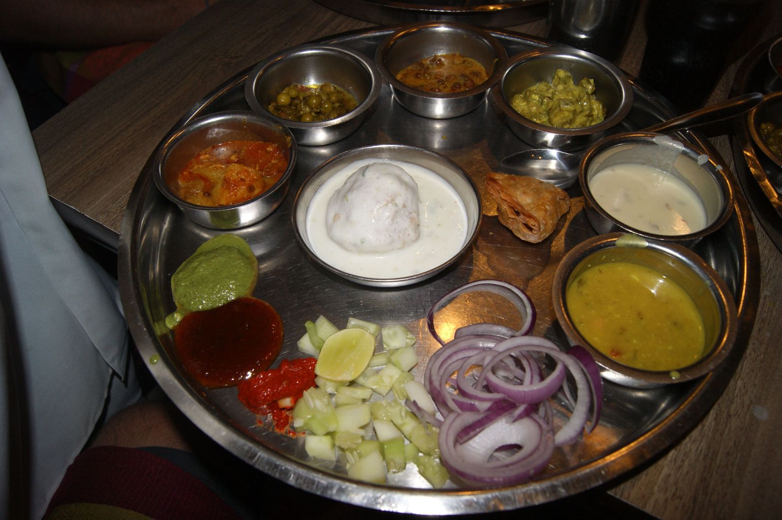Indiase Thali schotel in Delhi