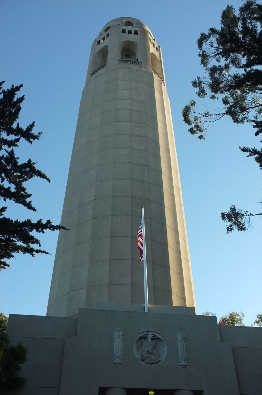 Coit Tower, een oude art deco vuurtoren op de heuvel