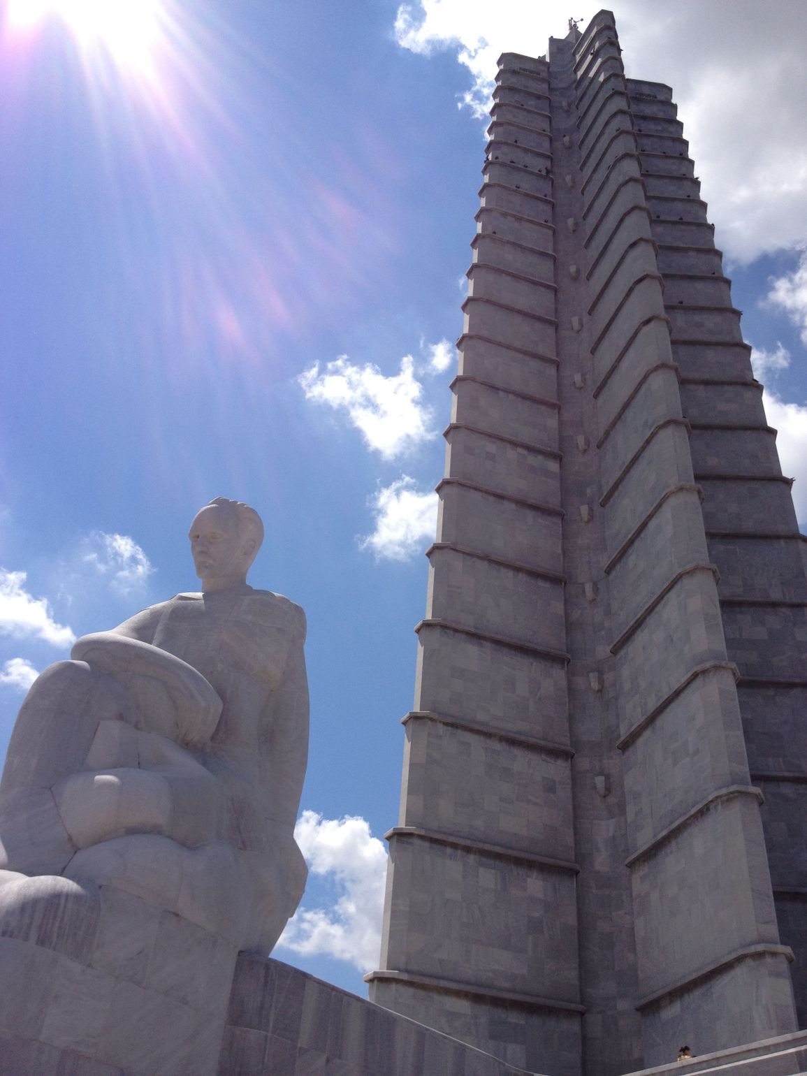 Bewonder Cubaanse held José Martí op de Plaza de la Revolucion in Havana
