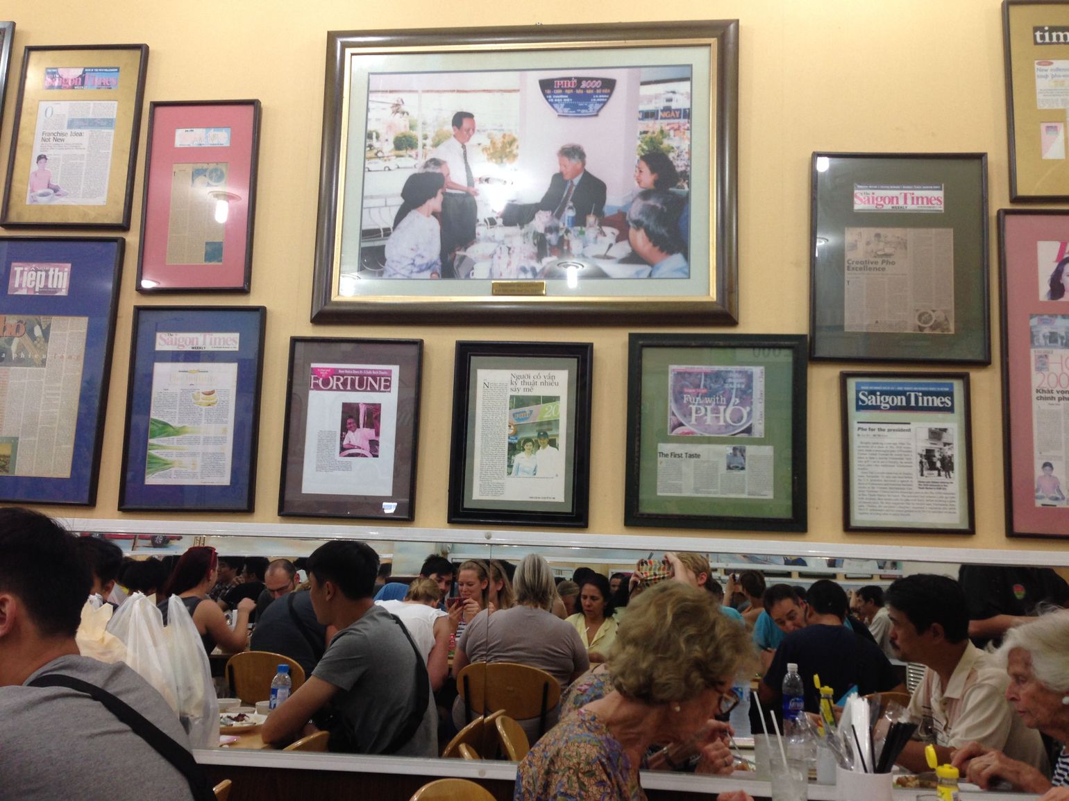 President Clinton eet noedels bij Pho 2000 in Ho chi MInh