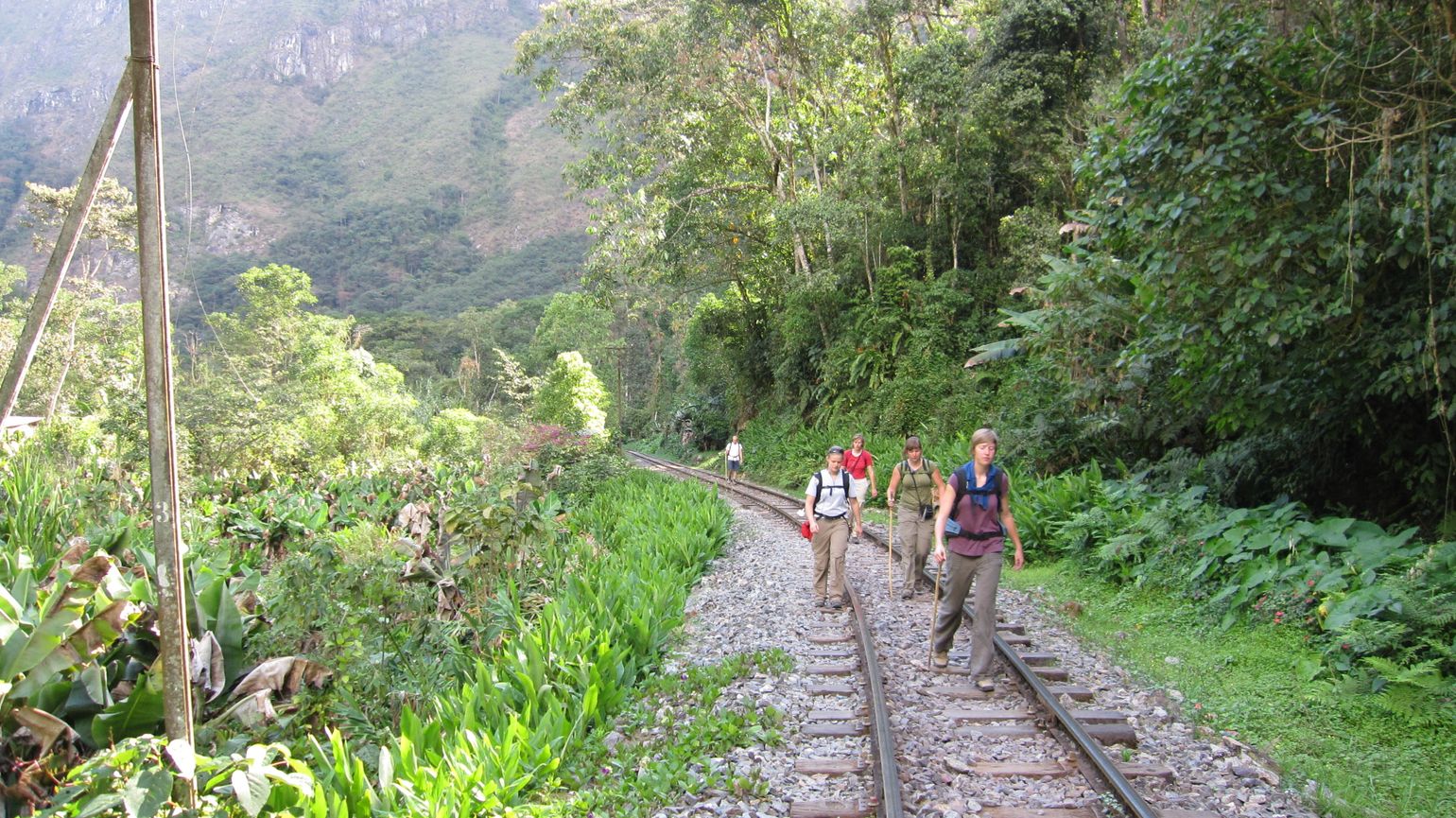 Langs de spoorlijn naar aguas calientes