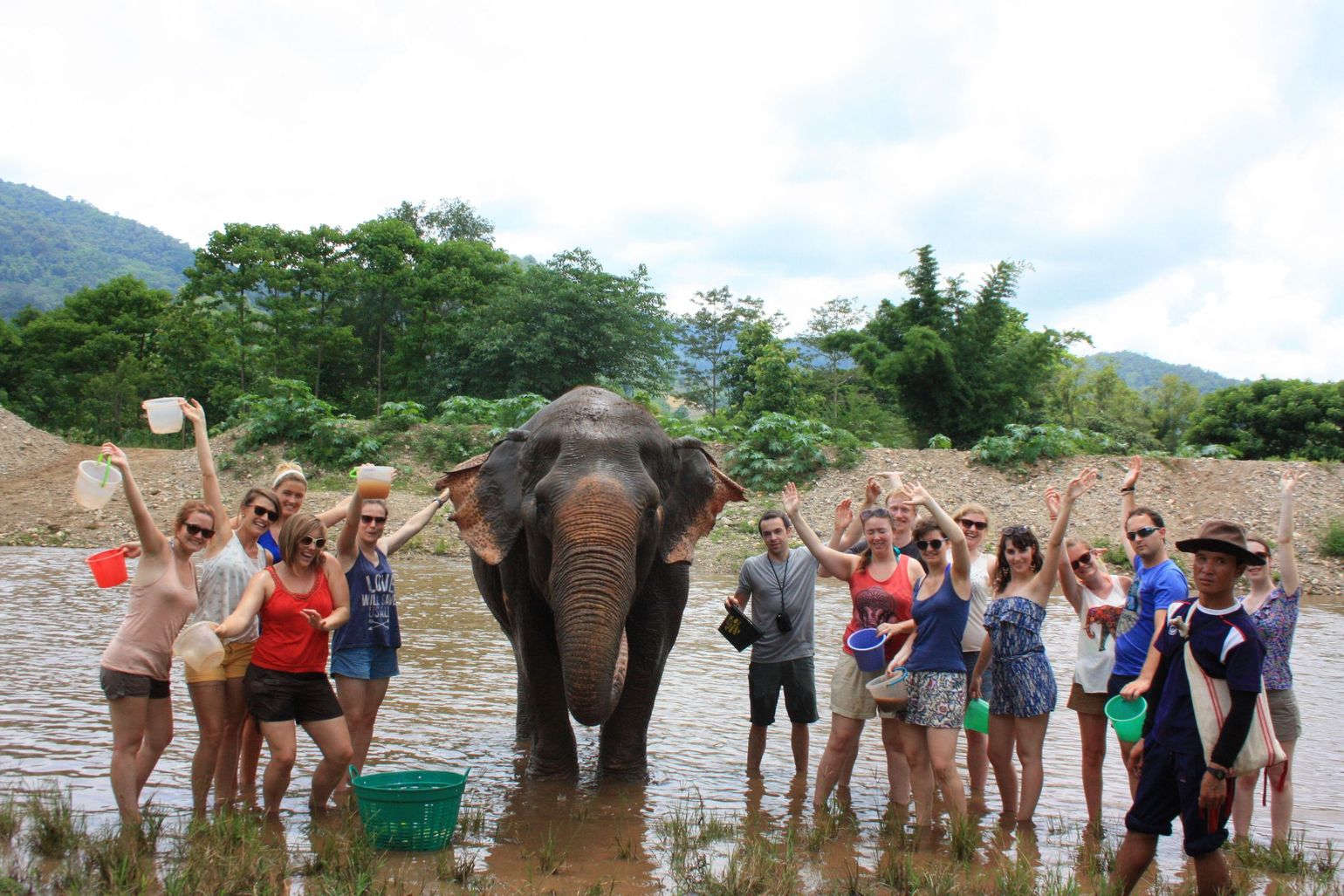Olifant wassen in Thailand op reis met Joker